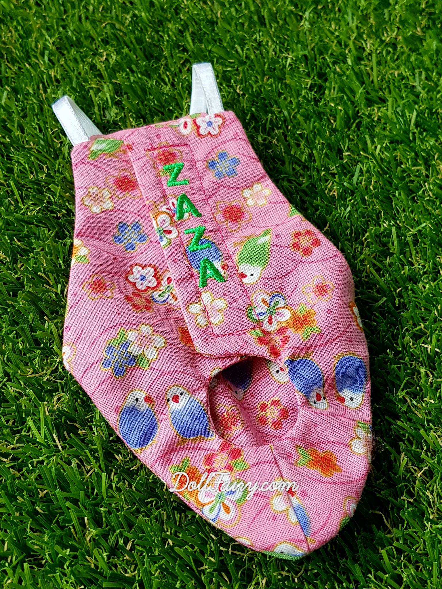 A floral pink flight diaper suit for Zaza, the adorable Caique parrot. Her name is embroidered for a touch of personalisation.